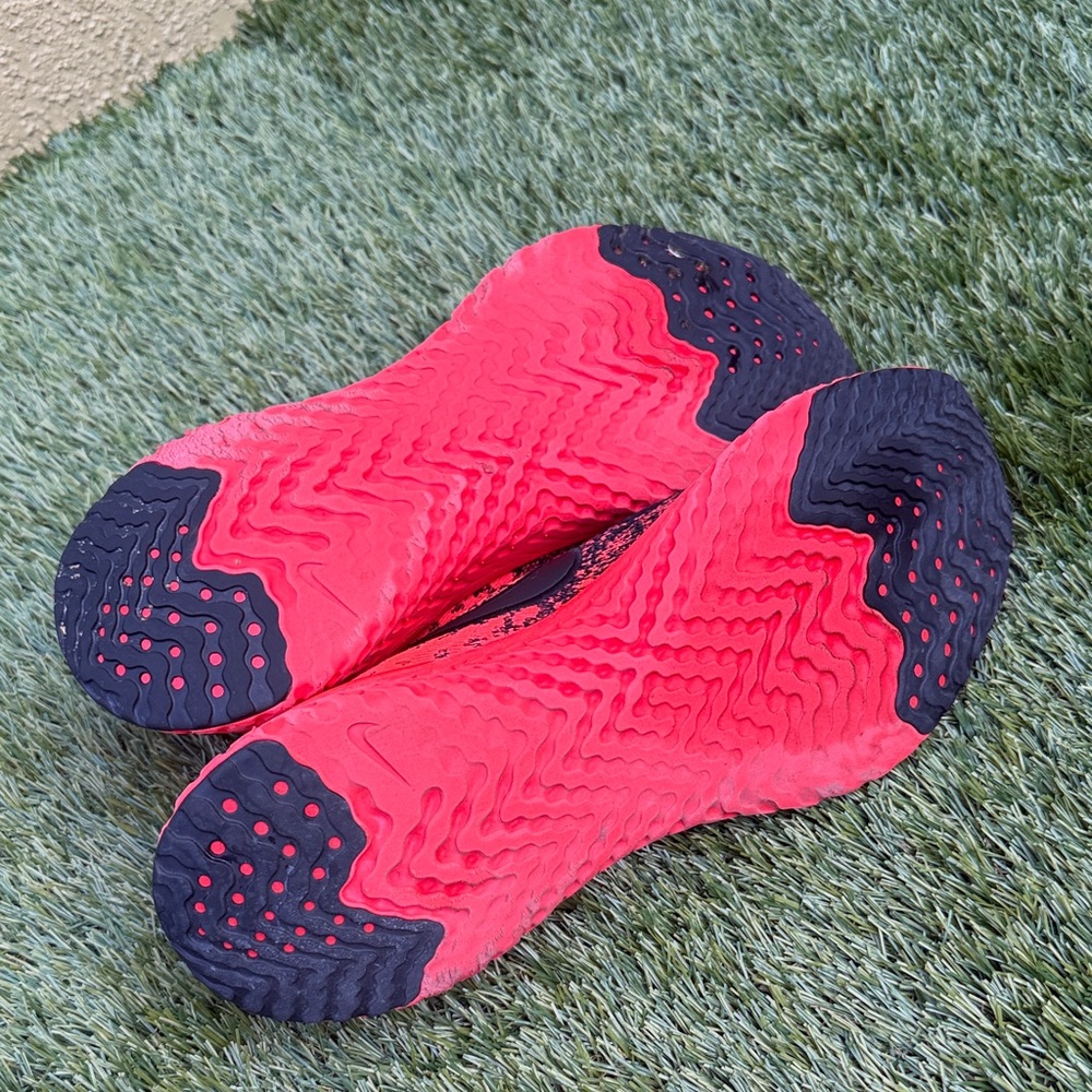 Nike men’s react flyknit 2 Black and Red Athletic Shoe - Picture 3 of 5